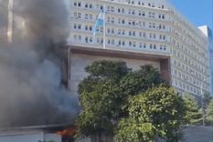 las imagenes del incendio del edificio libertad de la marina argentina