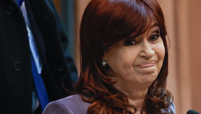 Cristina Kirchner apuntó contra el jefe de la bancada de UP en el Senado. Foto: EFE