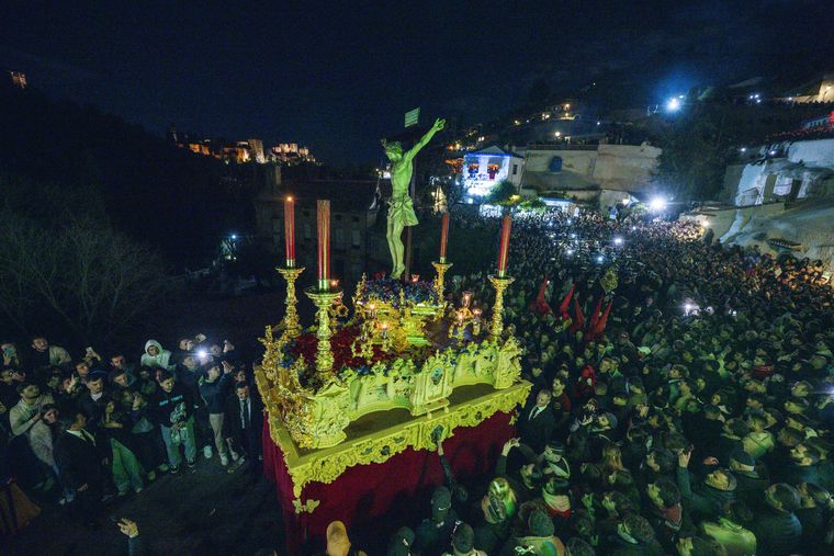 La Hermandad de los Gitanos en su camino a la Abadía del Sacromonte en Granada. La Hermandad de los Gitanos en su camino a la Abadía del Sacromonte en Granada.