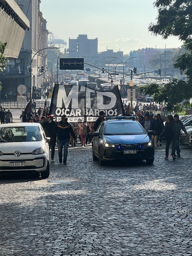 Las columnas de movimientos sociales ingresan al microcentro porteño.