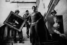 superheroes y villanos en el medio de la historia