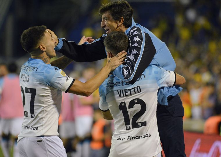 Costas celebra el triunfo de Racing. Foto: FotoBaires