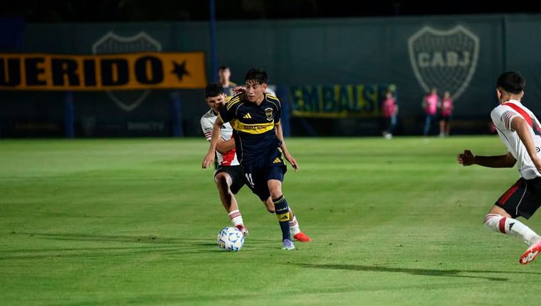 Tomás Aranda jugará su primer Superclásico como profesional tras romperla contra River en la Reserva de Boca.