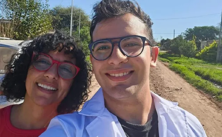 Marcela Acuña junto a su hijo, César Sena Foto: Facebook