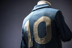 napoli subastara una historica camiseta de maradona para recaudar fondos