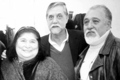 MDZol | La foto muestra un momento de charla entre amigos. Mercedes, Jorge y Pocho Sosa. Fue el viernes 12 de julio del 2002.