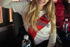 Evangelina Anderson posa en el monumental y se roba todas las miradas Evangelina Anderson es hincha del club que dirige su marido, Martín Demichelis. Foto: Instagram @evangelinaanderson