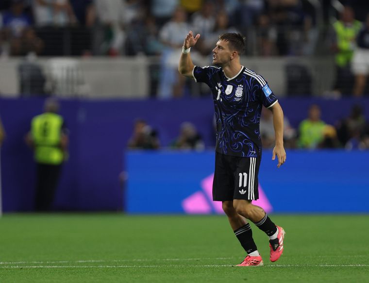 En su primer partido en un Mundial, Lo Celso metió un golazo.