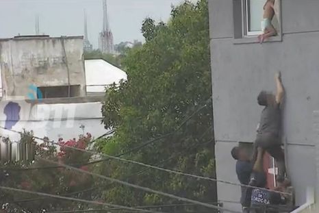 Así fue el rescate del niño que estuvo a punto de caer de un segundo piso en Córdoba