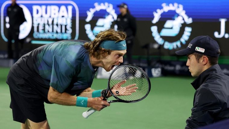 Andrey Rublev y un efusivo reclamo a un juez de línea. Foto: El Gráfico