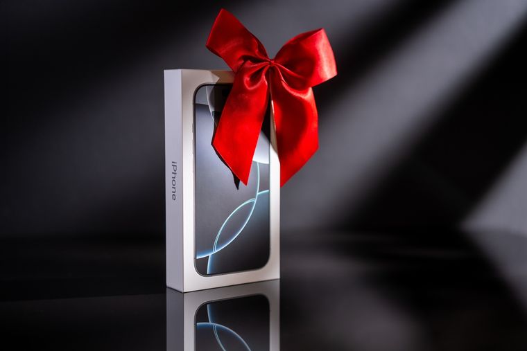 El diseño de titanio hace a este teléfono de Apple más ligero y resistente. El diseño de titanio hace a este teléfono de Apple más ligero y resistente.