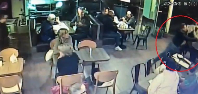 El incidente fue captado por las cámaras de seguridad del establecimiento Foto: captura video