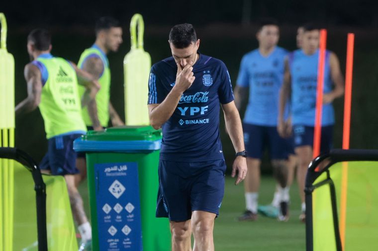 Scaloni, pensativo en el entrenamiento de Argentina. Foto: EFE