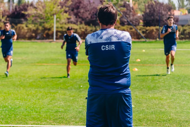 Alfredo Berti sumó a un nuevo lateral por izquierda. Foto: Prensa CSIR
