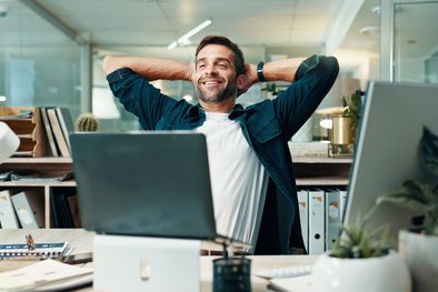 MDZol | Hombre oficina feliz