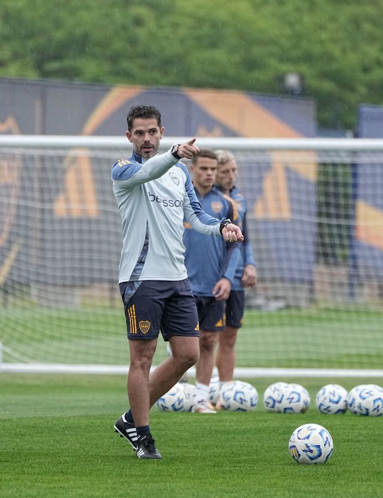 Gago, estricto en los entrenamientos. Foto: @BocaJrsOficial