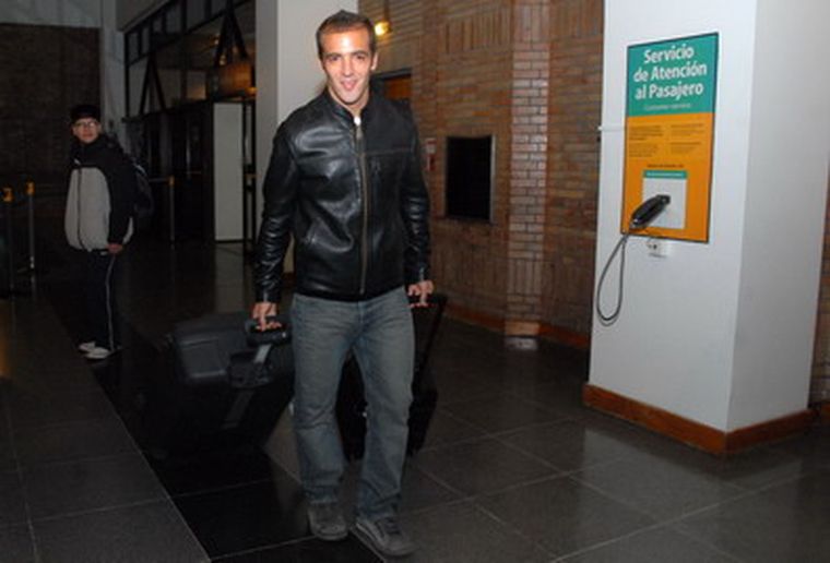 Higuaín arribó al Aeropuerto de Mendoza a las 22 40. Foto: Pachy Reynoso / MDZ