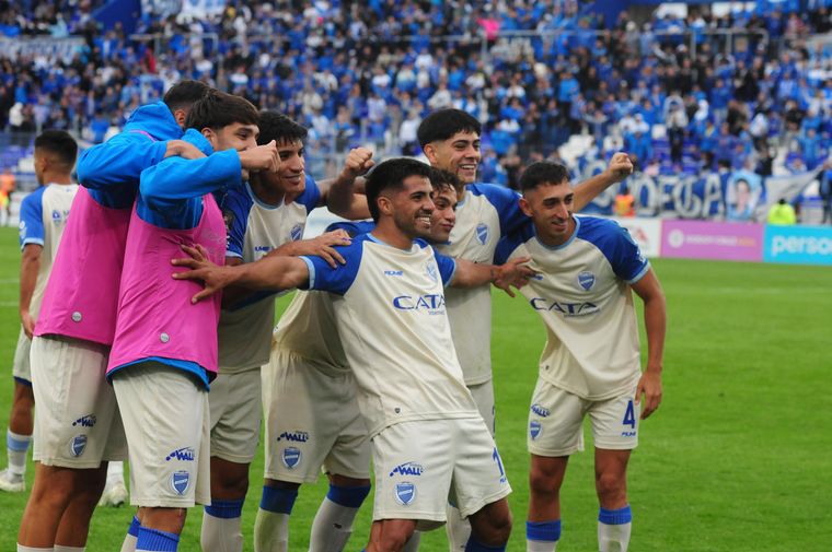 Nahuel Ulariaga "posa" junto a sus compañeros en el festejo del 1-0 de Godoy Cruz. Nahuel Ulariaga "posa" junto a sus compañeros en el festejo del 1-0 de Godoy Cruz.