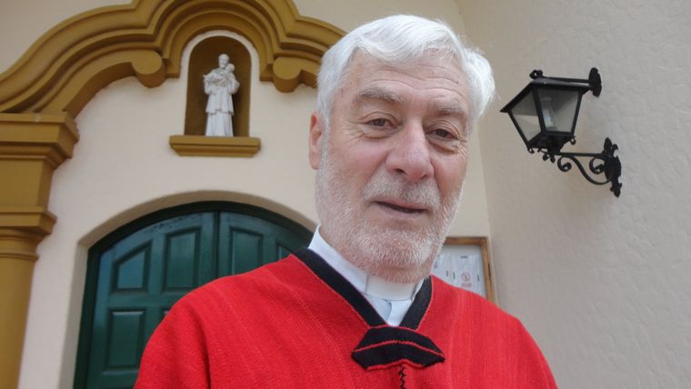 El Padre Mamerto Menapace, en la puerta del Monasterio El Padre Mamerto Menapace, en la puerta del Monasterio