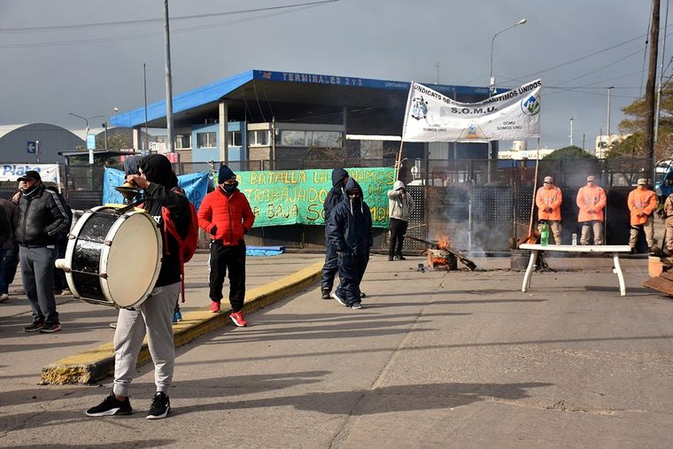 Dos sindicatos tienen parados a todos los puertos del país
