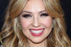 Thalía, a sus 49 años de edad, se sigue animando a usar tendencias jugadas de maquillaje. Foto: T13