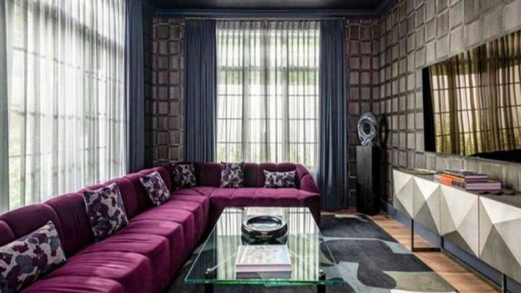 La mansión es ostentosa y extravagante.