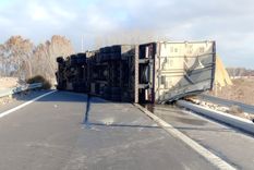 El camión volcó en la intersección de Ruta 7 y Ruta 40. El camión volcó en la intersección de Ruta 7 y Ruta 40.
