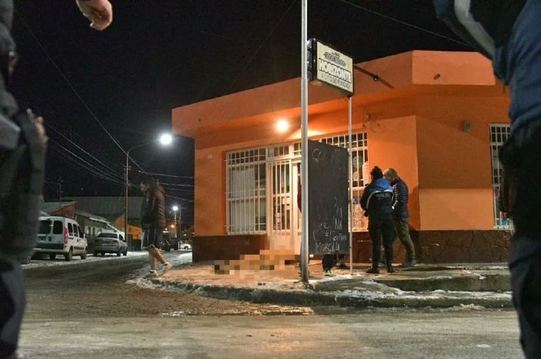 Tenía 72 años. Fue hallado sobre el suelo, frente a la puerta del local Foto: Twitter @munoznotired