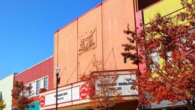 "Jesús sobre todas las cosas", lee el letrero en lo alto del histórico teatro Lamplight, en el centro de Kingsport.