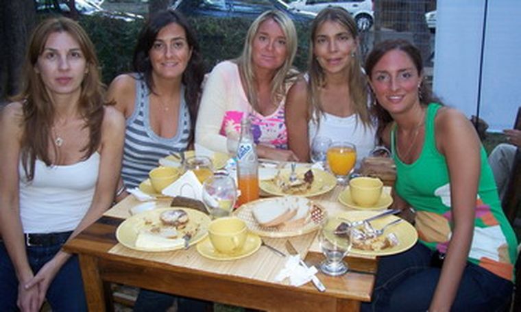 Mariela Martínez, Marcela Batista, Noelia Urquiza, Pamela Mercado y Valeria Crotta, festejaron su día en el Parador de Chacras. Foto: Gentileza