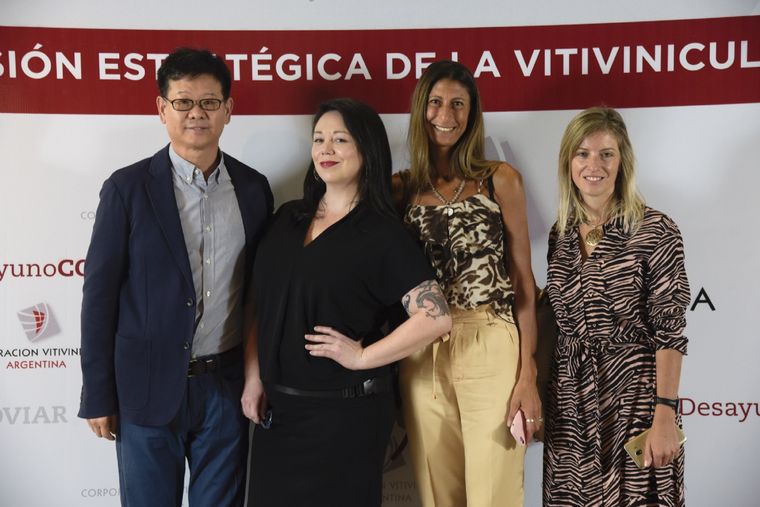 Hans Chang (empresario Coreano-Americano con proyecto vitivinícola en Mendoza), Liz Martínez (reconocida sommelier de EEUU), Carolina Cicchinelli (Cuatro Consultora) y Ana Musso (enóloga). Foto: Gentileza
