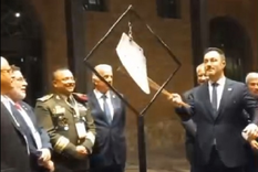 Petri hace el tradicional golpe de reja. Foto: captura de video.