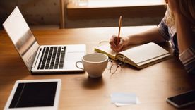 ¿Cómo es dedicarse a la escritura en nuestro país? Foto: Freepik