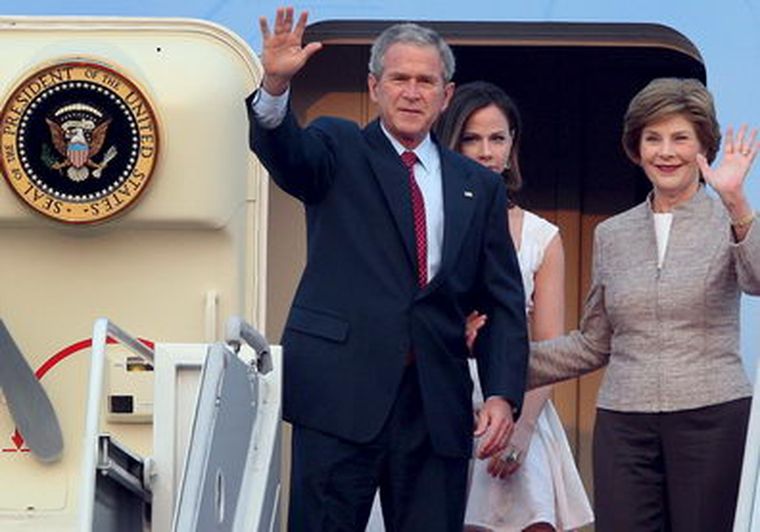 El presidente estadounidense, George W. Bush y su esposa saludan a su llegada al aeropuerto de Seúl. Foto: EFE