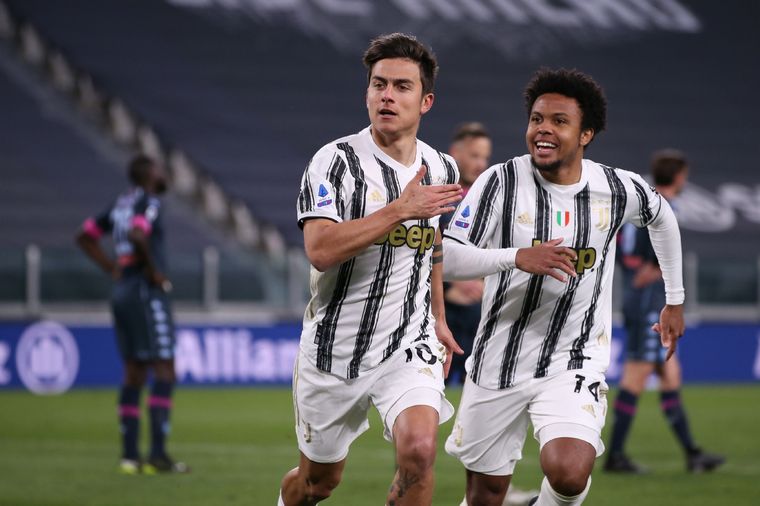 Dybala se golpea el escudo tras marcarle al Napoli Foto: DPA