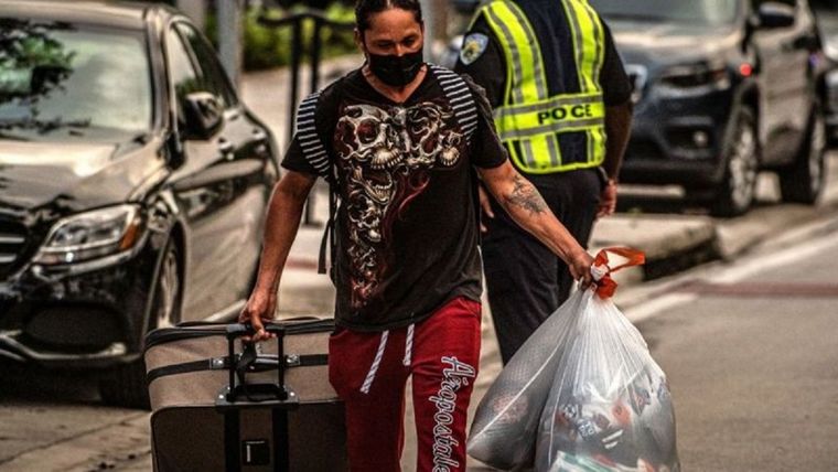 Los residentes de un edificio a pocos kilómetros de Surfside tuvieron que evacuar por daños estructurales. Foto: GETTY IMAGES