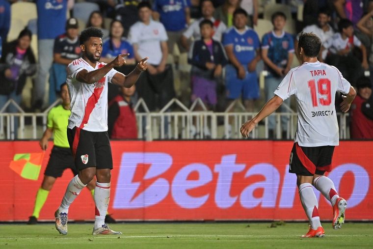 Miguel Borja festeja su gol de la victoria ante la U de Chile y señala a Gonzalo Tapia, el autor de la asistencia. Foto: Prensa River Plate