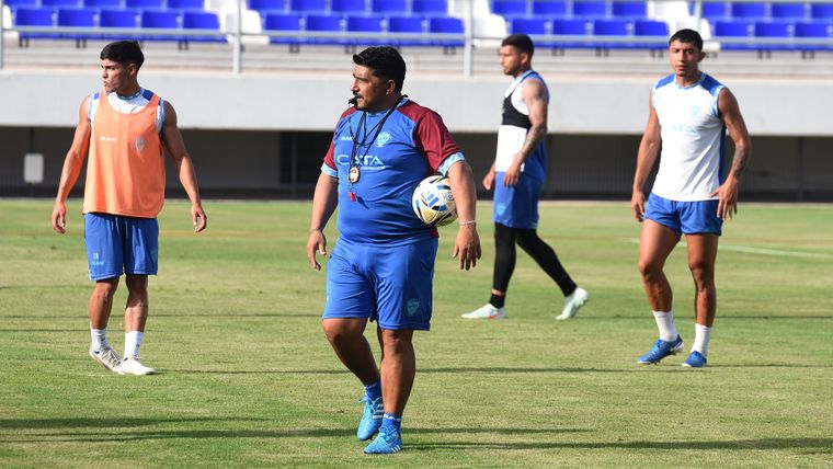 Godoy Cruz, con técnico nuevo, necesita reencontrarse con el triunfo para poder mantener la categoría. 