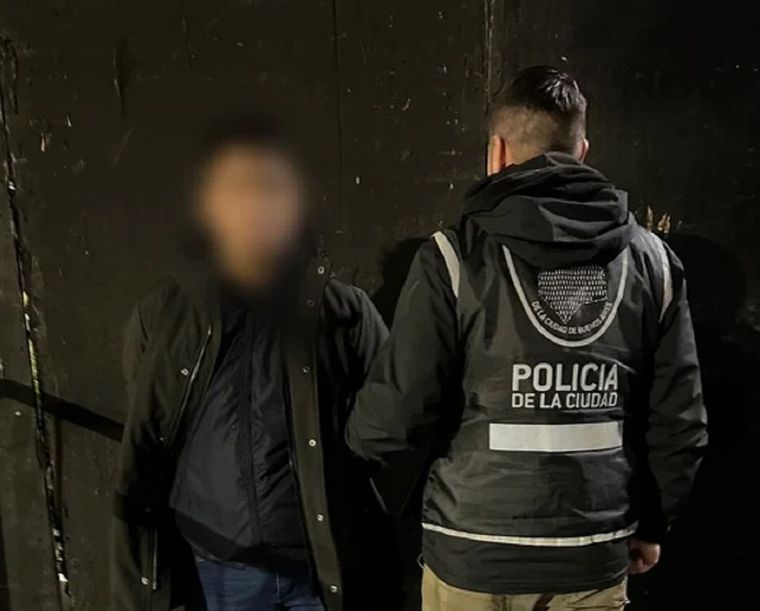 El detenido se encontraba prófugo. Se espera su traslado a la provincia Foto: Policía de la Ciudad