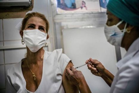 Miles de trabajadores de la salud cubanos recibirán la vacuna Soberana 02. Foto: REUTERS