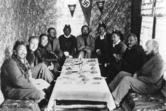 Bruno Beger, segundo a la izquierda, y otros en una reunión en Lhasa, Tíbet, en 1939 Foto: ULLSTEIN BILD DTL/GETTY IMAGES