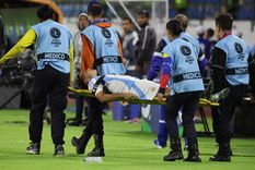 Alex Woiski se retiró llorando y en camilla luego de una durísima infracción de Igor. Foto: EFE