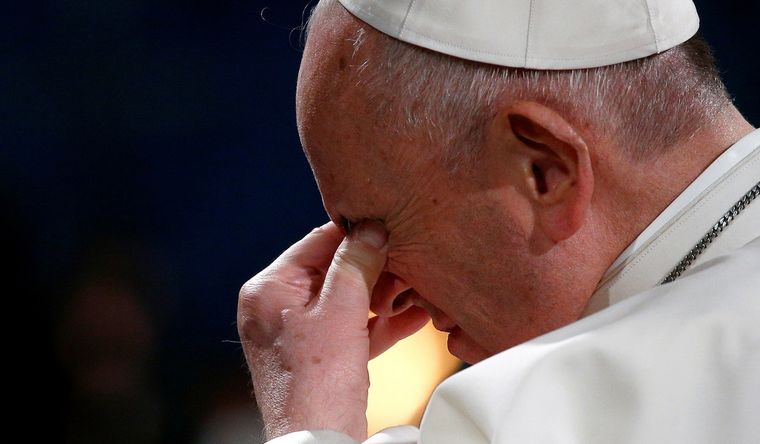 La salud lo tiene a mal traer a Francisco. Foto: Efe.