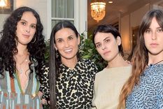 las hijas de demi moore sorprenden a todos haciendo las compras en bikini