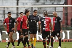 Pablo Echavarría no le dio un penal muy claro a Newells ante Barracas. Otro escándalo del sospechado arbitraje argentino. Foto: FotoBaires