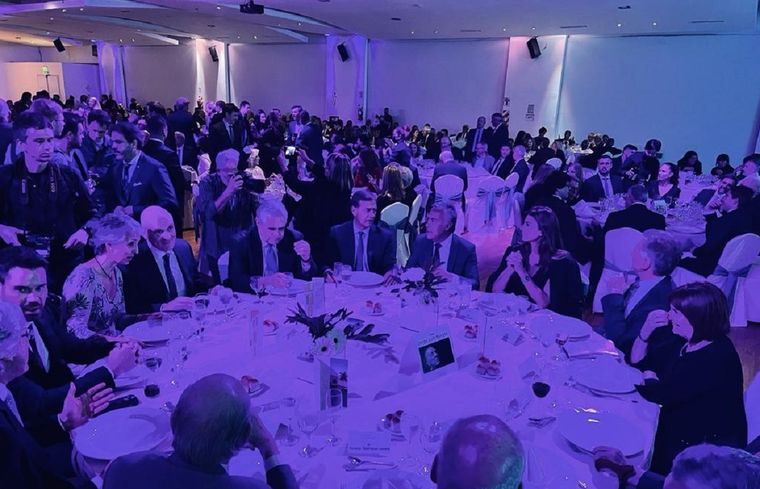 El gobernador radical estuvo junto a Cornejo, Macri y otros dirigentes políticos.