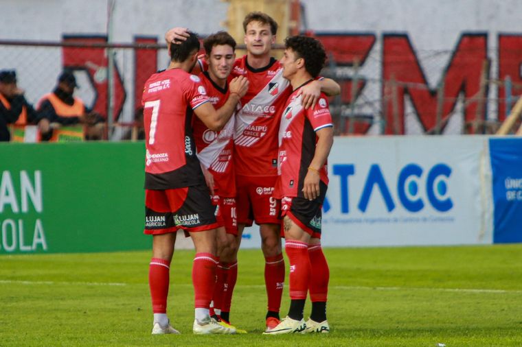 Festeja Maipú. Todos los abrazos son para Pío Bonacci. El Cruzado volvió a la victoria en casa y está en zona de clasificación al Reducido por el segundo ascenso. Foto: Prensa Deportivo Maipú