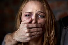 En varios países hay teléfonos gratuitos a disposición de las víctimas de violencia de género.