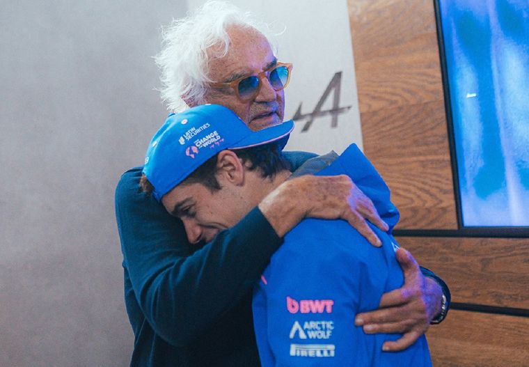 El abrazo entre Flavio Briatore y Franco Colapinto después de la gran actuación de Alpine en Canadá.