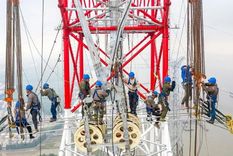 Los trabajadores construyen una línea eléctrica de ultra alto voltaje (UHV) junto al río Yangtze de China. Foto: Getty Images